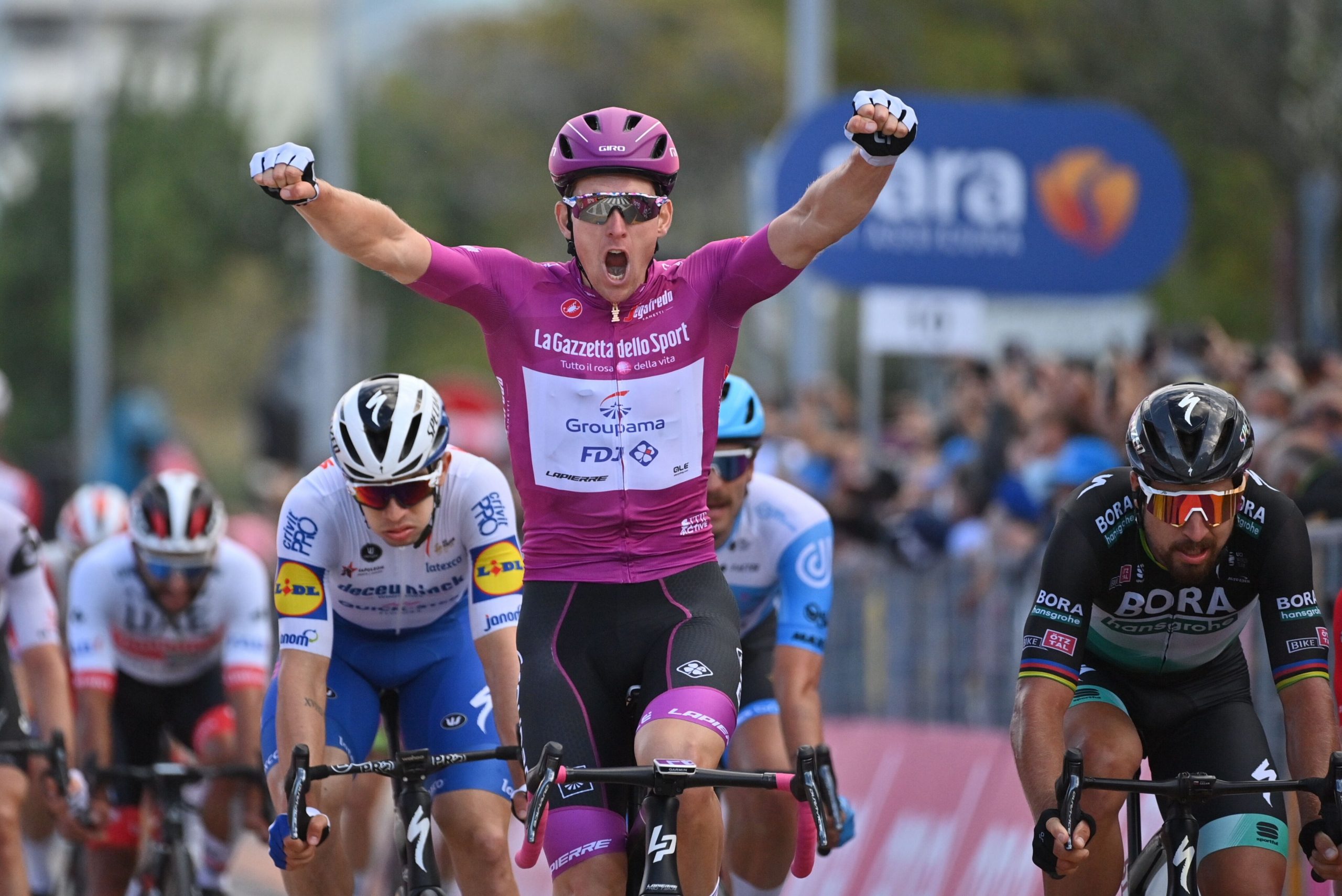 Arnaud Demare continua imbatível e soma 4º triunfo no Giro! - Camisola Amarela
